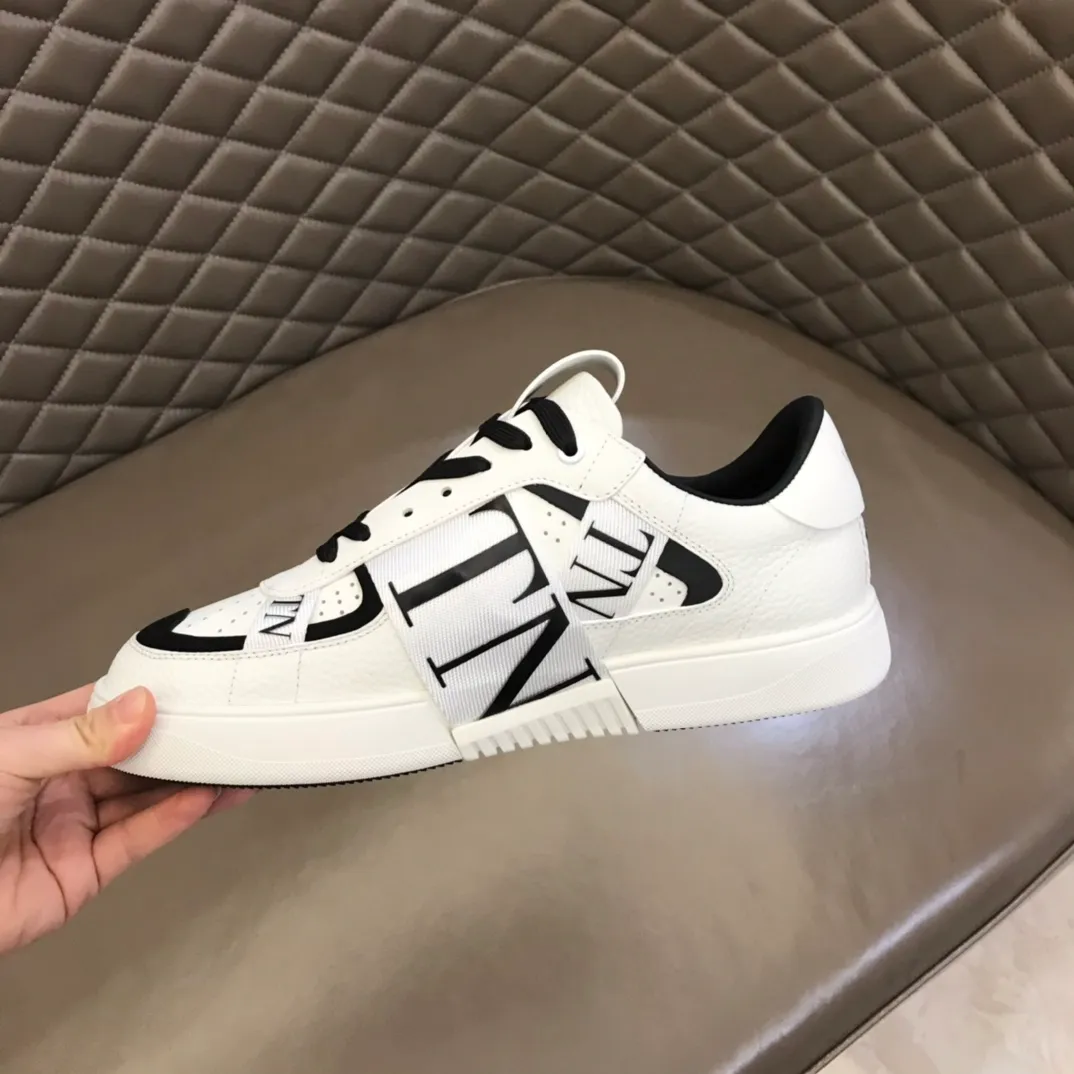 p440 "Valentin*" new spring and summer calfskin lace-up sneakers. No man should be able to refuse these shoes. The classic color scheme is so handsome! Purchase a high-precision replica of the original version to instantly sell off the market currency! 6 VLTN logo rubber effect straps - Valentino Garavani Logo printed on the back and tongue, all materials are customized to ensure quality! Size: 38-44
